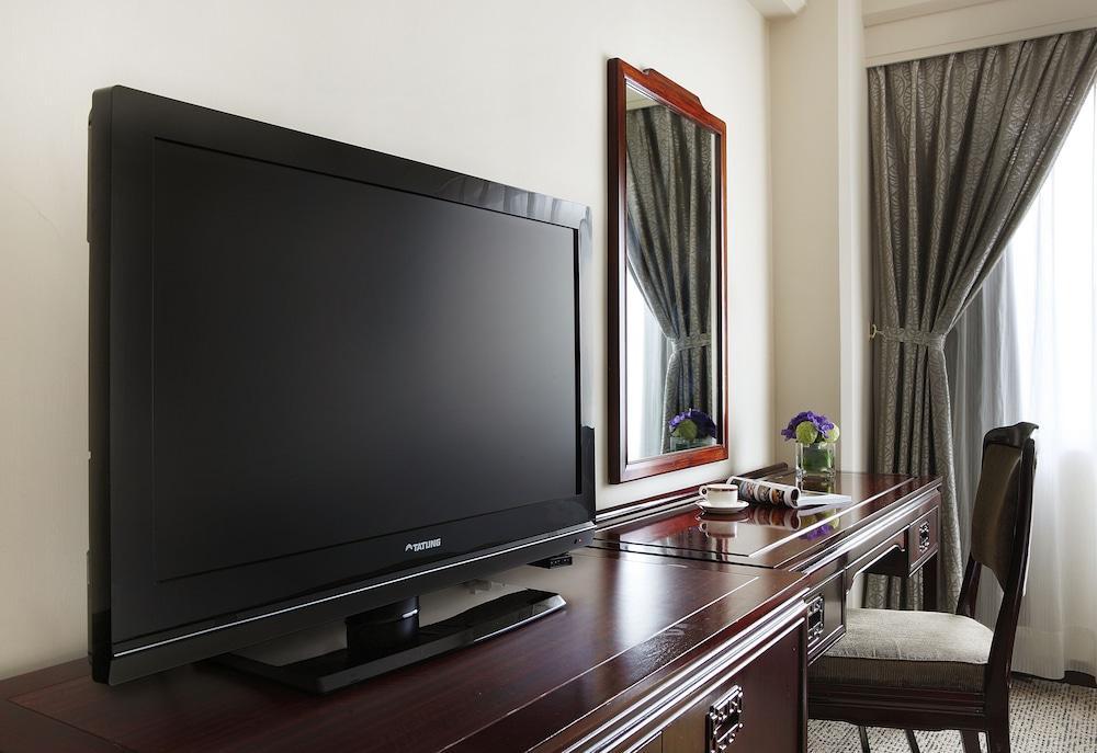 فندق ذا هوارد بلازا تايبي تايبيه المظهر الخارجي الصورة A flat-screen television