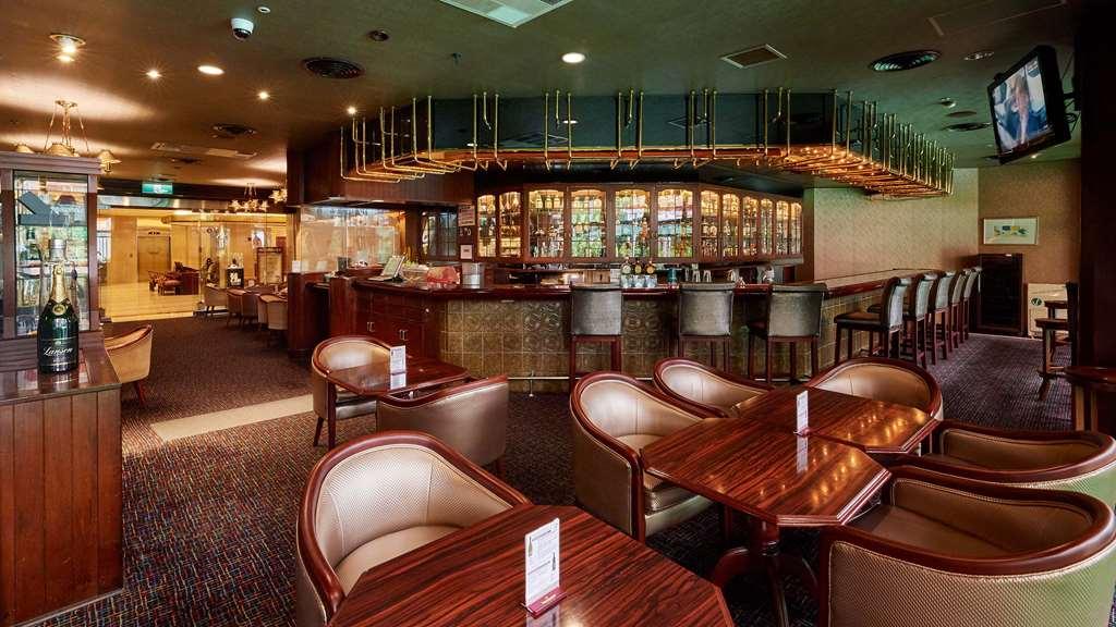 فندق ذا هوارد بلازا تايبي تايبيه المطعم الصورة The bar at the Singapore Airlines lounge at Changi Airport