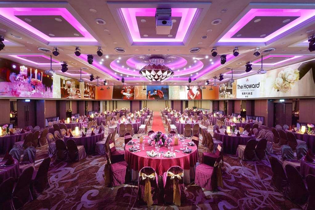 فندق ذا هوارد بلازا تايبي تايبيه المظهر الخارجي الصورة The ballroom at the Renaissance Hotel