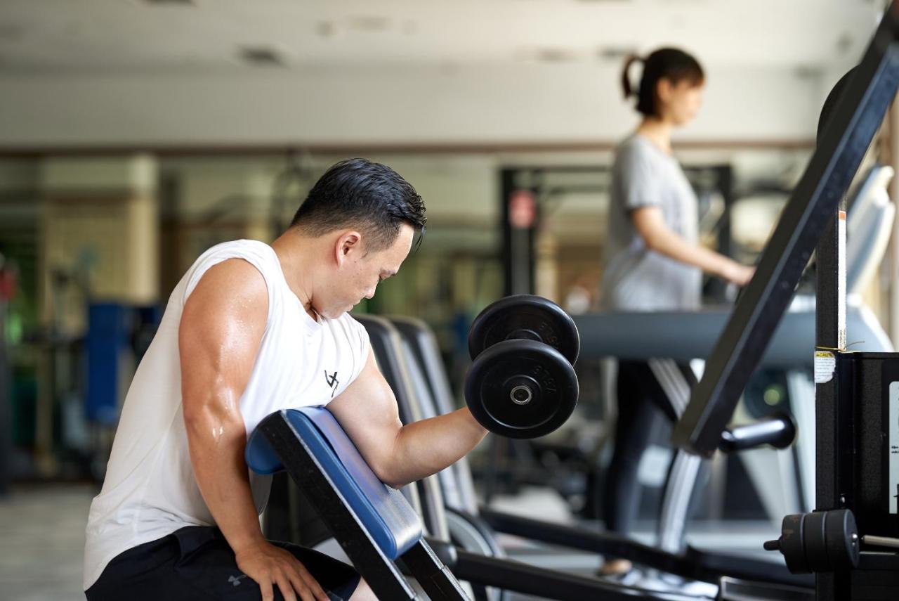 فندق ذا هوارد بلازا تايبي تايبيه المظهر الخارجي الصورة A man lifting a dumbbell