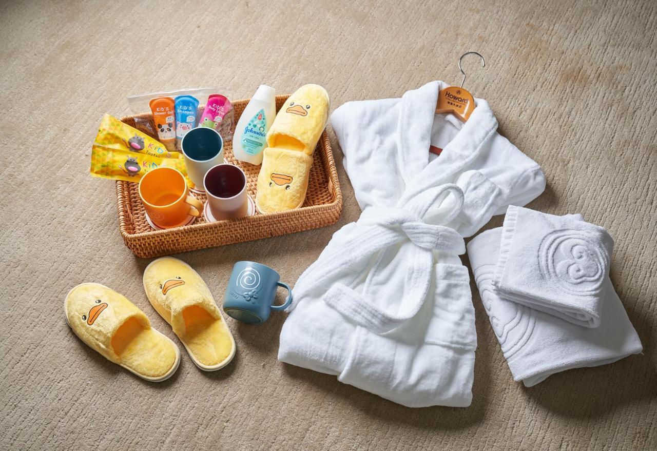 فندق ذا هوارد بلازا تايبي تايبيه المظهر الخارجي الصورة A bathrobe and slippers