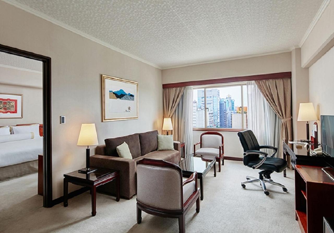 فندق ذا هوارد بلازا تايبي تايبيه الغرفة الصورة A suite at the hotel