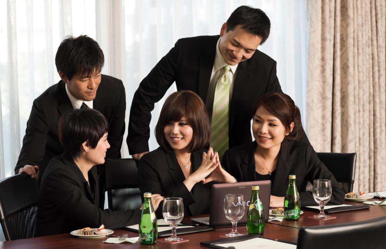 فندق ذا هوارد بلازا تايبي تايبيه المظهر الخارجي الصورة A team of businesspeople in a meeting