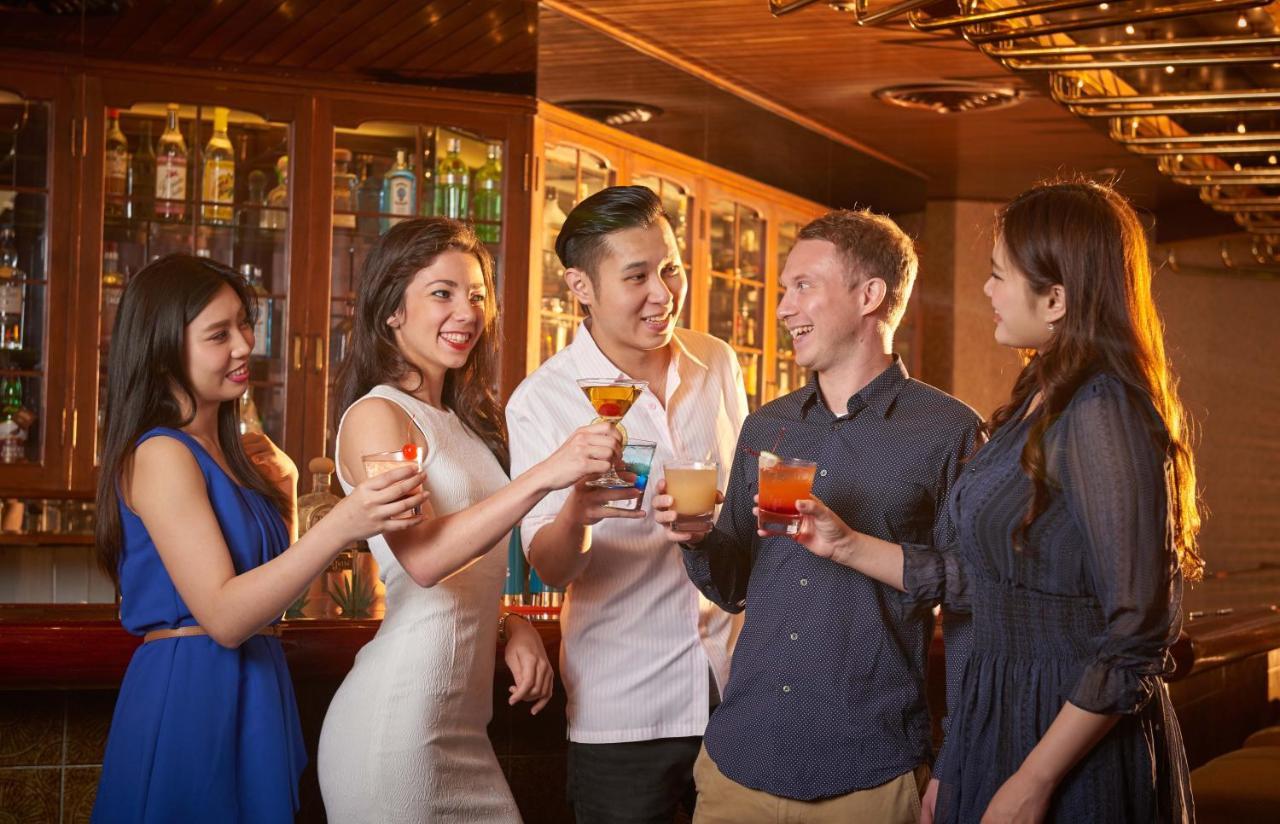 فندق ذا هوارد بلازا تايبي تايبيه المظهر الخارجي الصورة A group of people socializing