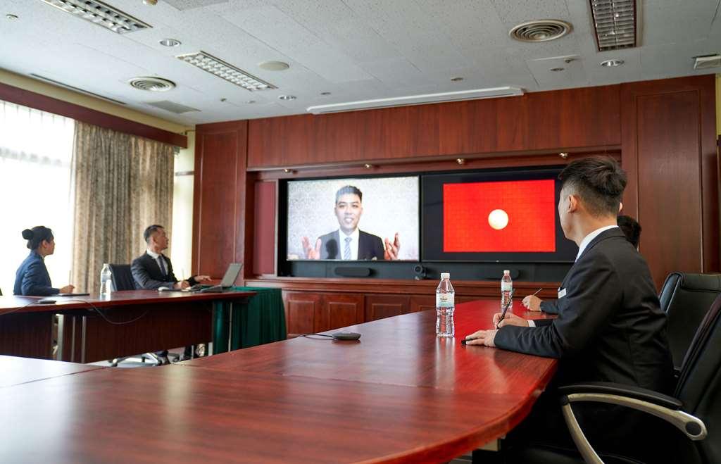 فندق ذا هوارد بلازا تايبي تايبيه المرافق الصورة A teleconference in progress