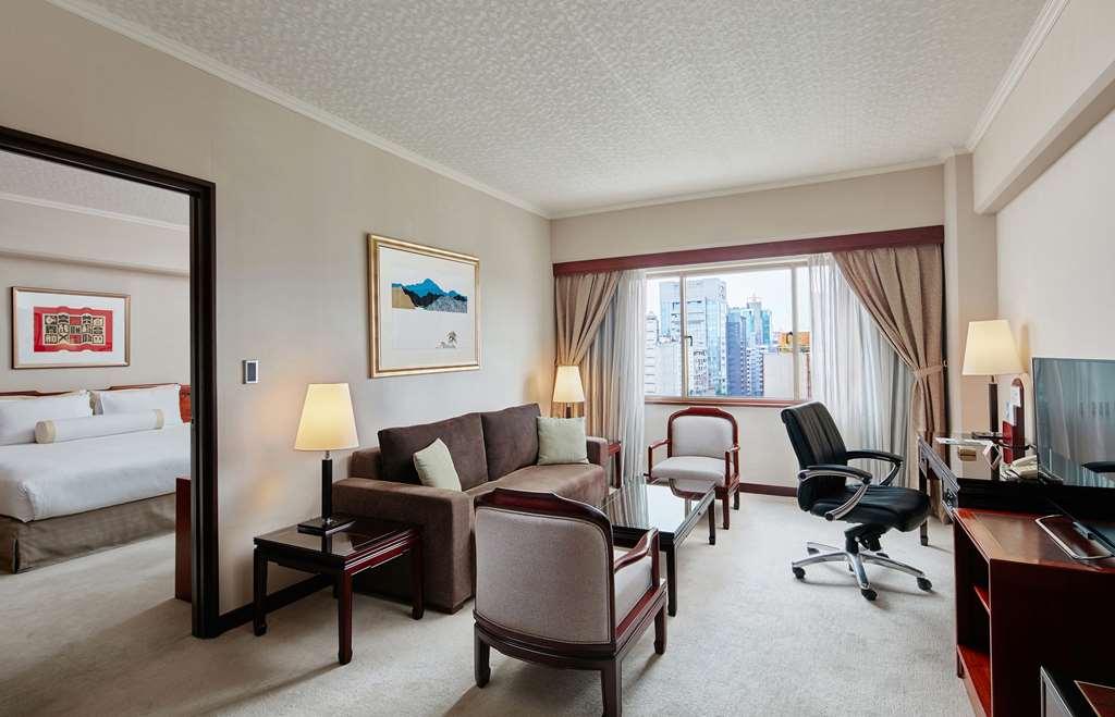 فندق ذا هوارد بلازا تايبي تايبيه الغرفة الصورة A suite at the Conrad Hong Kong