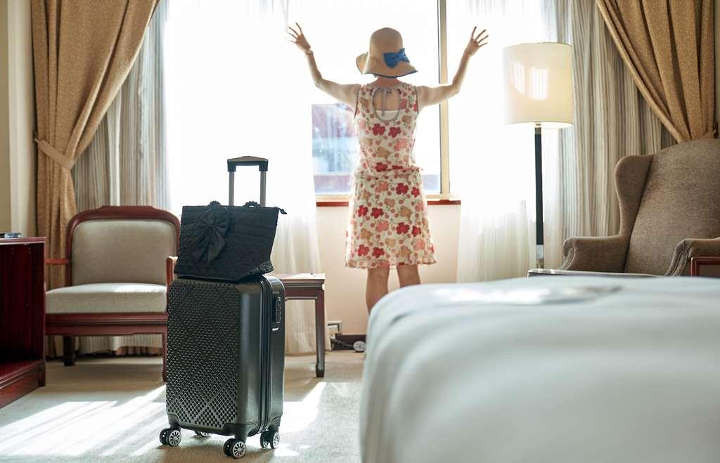 فندق ذا هوارد بلازا تايبي تايبيه الغرفة الصورة A woman in a hotel room