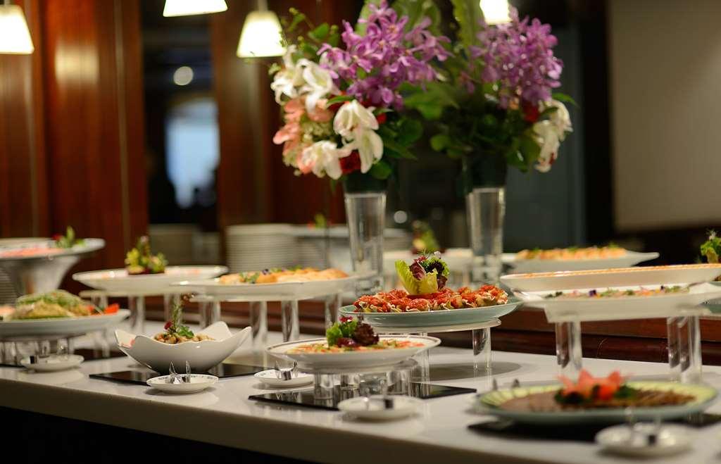 فندق ذا هوارد بلازا تايبي تايبيه المطعم الصورة A buffet