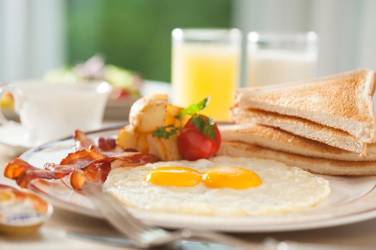 فندق ذا هوارد بلازا تايبي تايبيه المظهر الخارجي الصورة A breakfast with eggs, bacon, toast and orange juice
