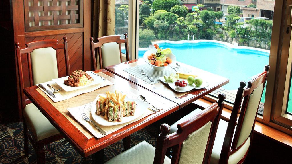 فندق ذا هوارد بلازا تايبي تايبيه المظهر الخارجي الصورة A dining table with a view of the pool