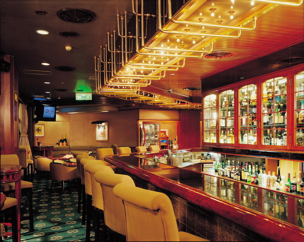 فندق ذا هوارد بلازا تايبي تايبيه المطعم الصورة The bar on board the Queen Mary 2
